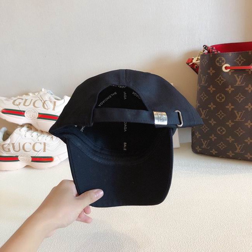 Ba*len*cia*ga hat